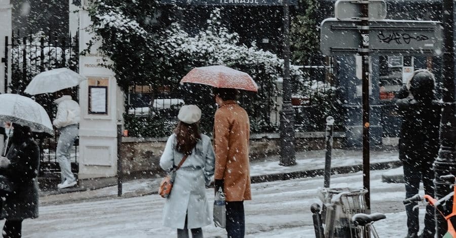 Paris in the winter couple